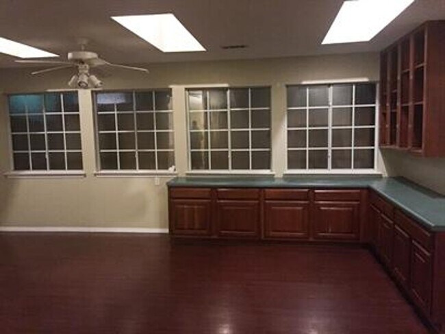 Building Photo - Spacious duplex in Fayetteville!