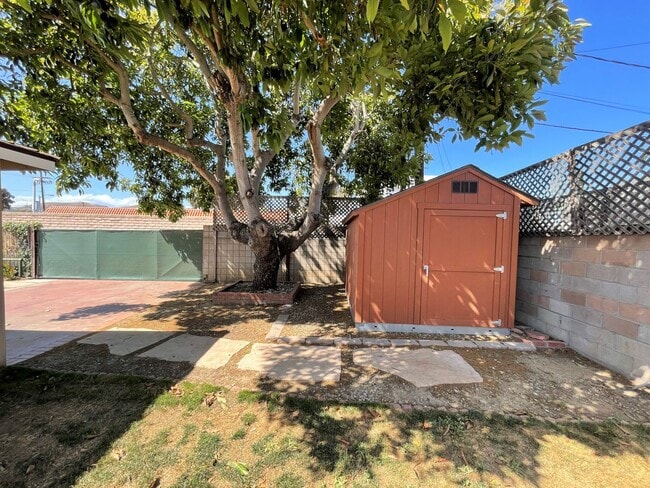 Building Photo - Midtown Ventura Bungalow