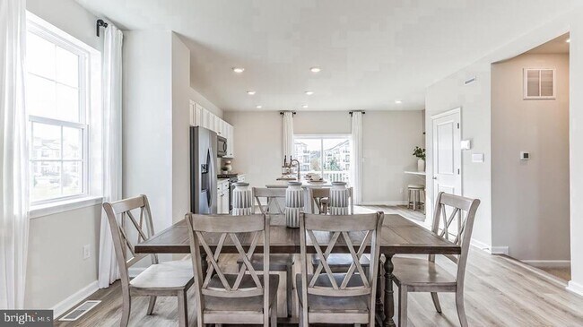 Building Photo - 284 Macoun Way