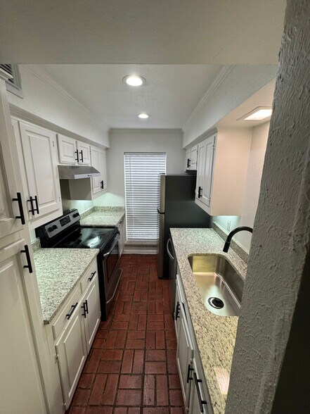Building Photo - 900 S Weatherred Dr