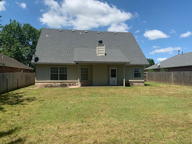 Building Photo - Spacious 4-bedroom home offers an easy com...