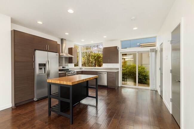 Building Photo - Great City Location - Corner 3 Bedroom Tow...