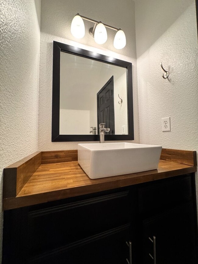 Building Photo - Modern Remodeled Condo with 3 Ensuite Bedr...