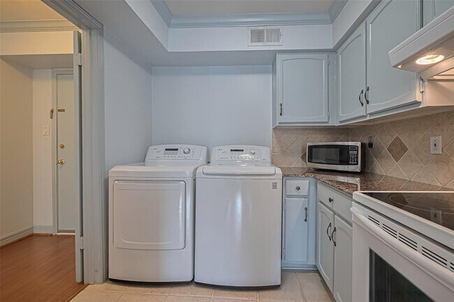 Building Photo - 359 N Post Oak Ln