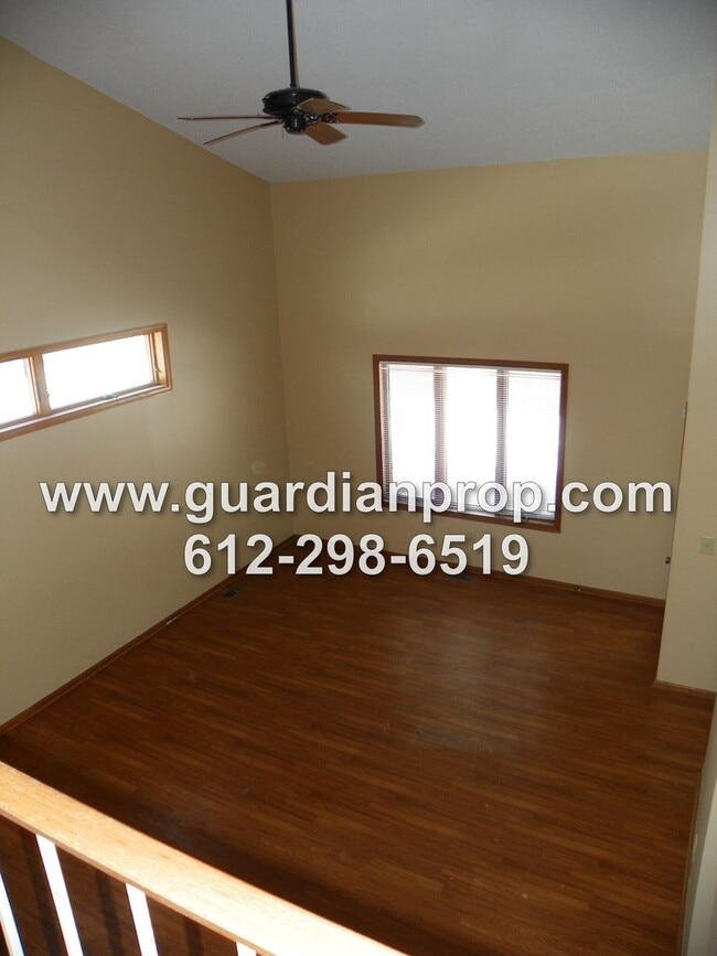Building Photo - End Unit Townhouse Available June 1st, Vaulted Ceilings, Large Patio, Loft Area