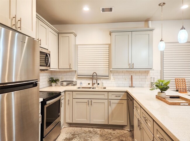 Building Photo - 5910 Shelburne St