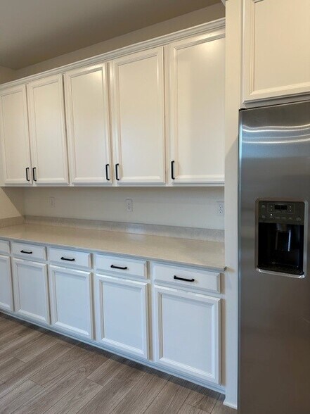extra cabinets - 11000 Uvalda St