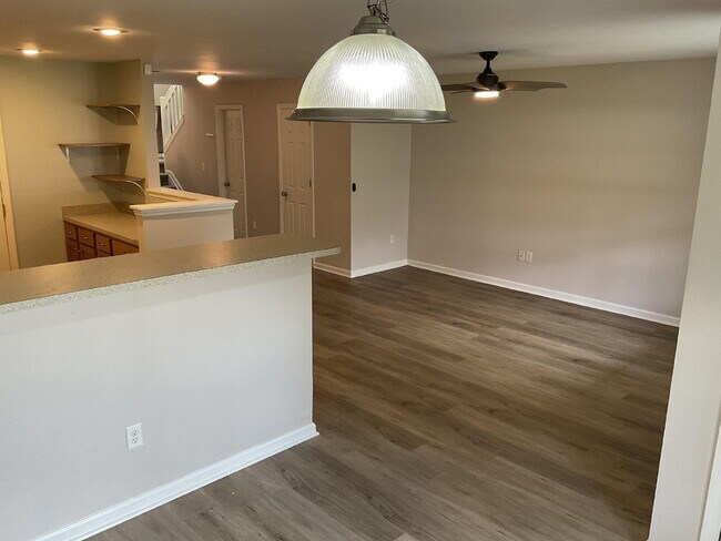 Building Photo - Adorable 2 Bedroom Townhome in Azalea Square