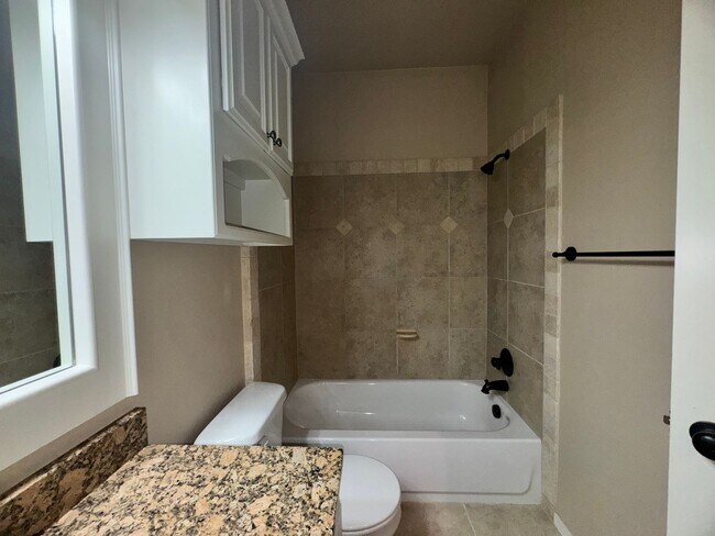 Building Photo - 3 Bed 2 Bath in Edmond!