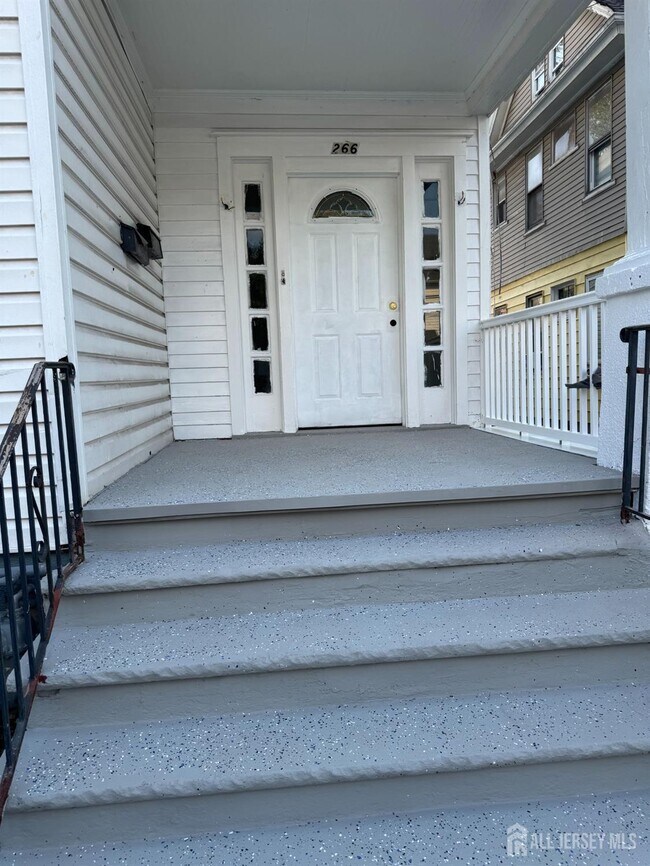 Building Photo - 266 Sandford St
