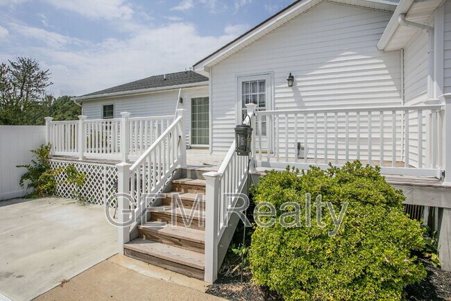 Building Photo - 15617 Mockingbird Ln
