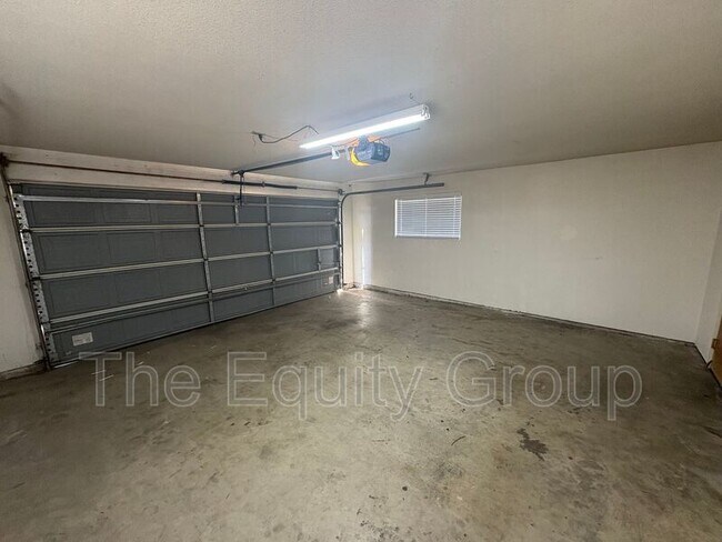 Building Photo - 5936 W Oak Ave