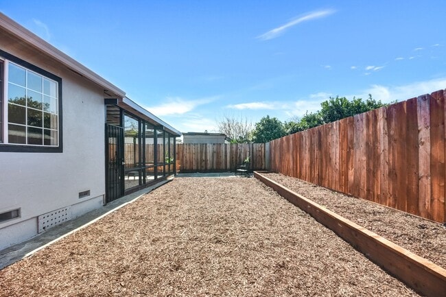 Building Photo - Beautifully Remodeled 3 Bedroom Home Near Stanford & Major Tech Campuses!
