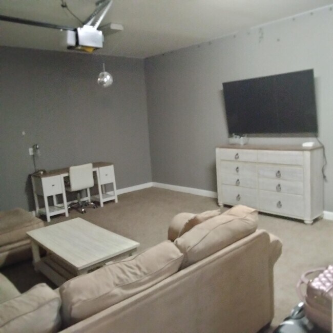 Building Photo - 647 Castle Dr