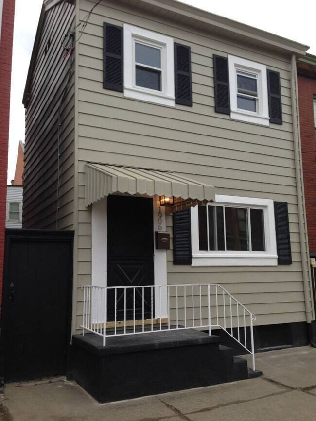 Building Photo - Stunning Renovation - South Side Flats