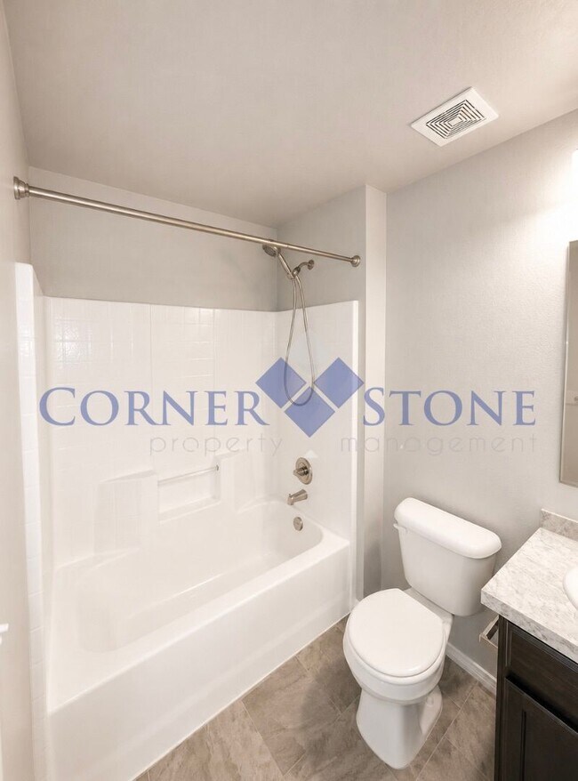 Building Photo - Great home in central location!
