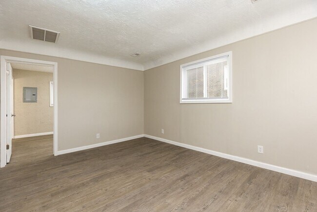 Building Photo - 1 Bedroom One Bath Unit For Lease