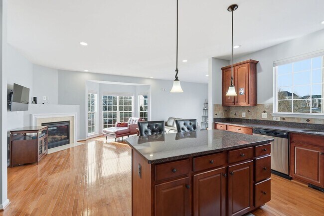 Building Photo - Located in a vibrant and highly sought after setting, this Richmond American Homes residence offe...