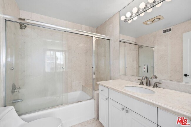 Building Photo - 433 N Doheny Dr