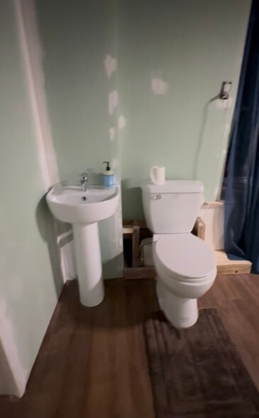 toilet/sink - 200 Old Stonebridge Rd