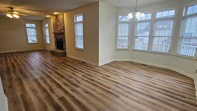 Building Photo - Bright & Spacious Home in Fredericksburg!