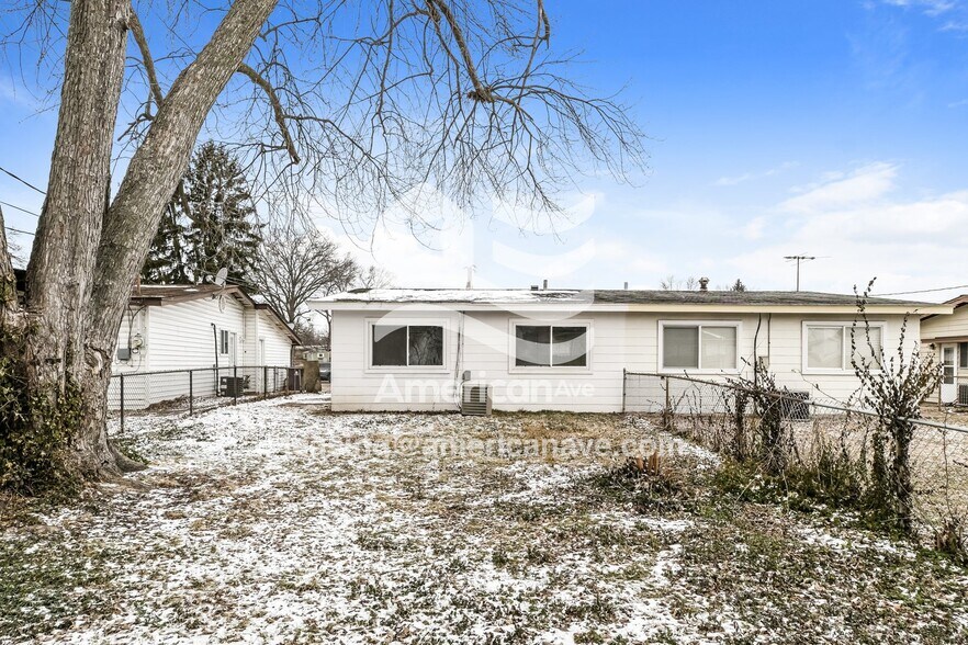 Building Photo - 690 Loyola Dr