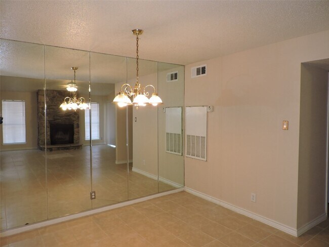 Building Photo - 17401 Red Oak Dr