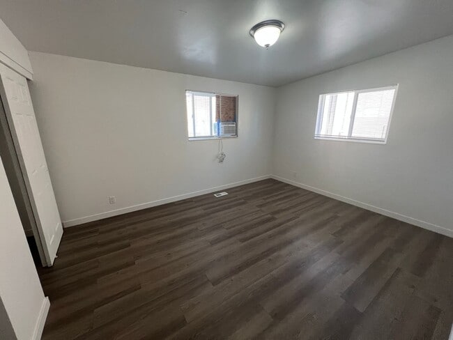 Building Photo - 1/2 off first month's rent on Remodeled unit in Millcreek