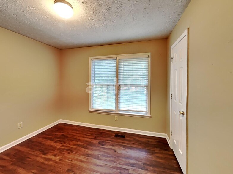 Building Photo - 251 Stewart Dr