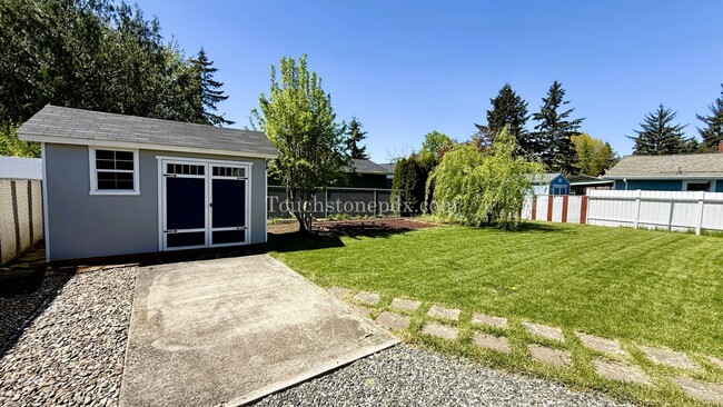 Building Photo - Beautifully Remodeled Home in Near Powell ...