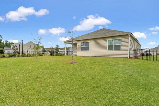 Building Photo - 4 BEDROOMS & FENCED YARD!