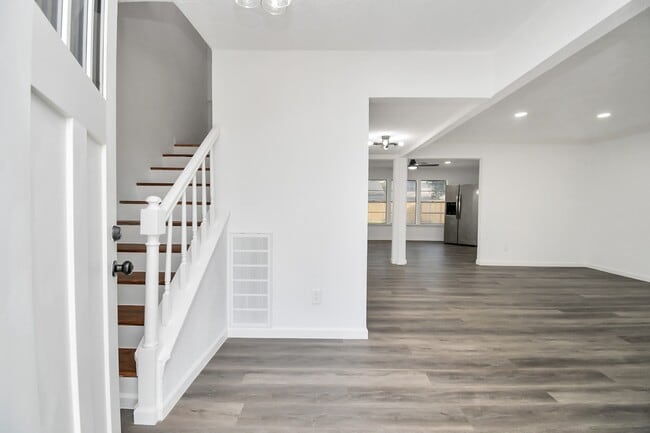 Building Photo - 7022 Castleview Ln
