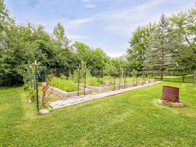 Building Photo - Your Private Retreat Just Minutes from Downtown South Lyon
