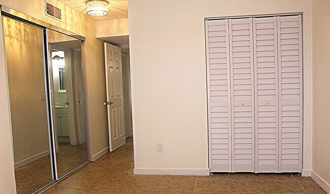 Building Photo - Lovely Condo for rent  ( New Lower Price)