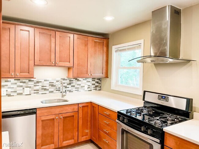 Building Photo - 3 br, 1 bath House - 139 Embassy Ln.