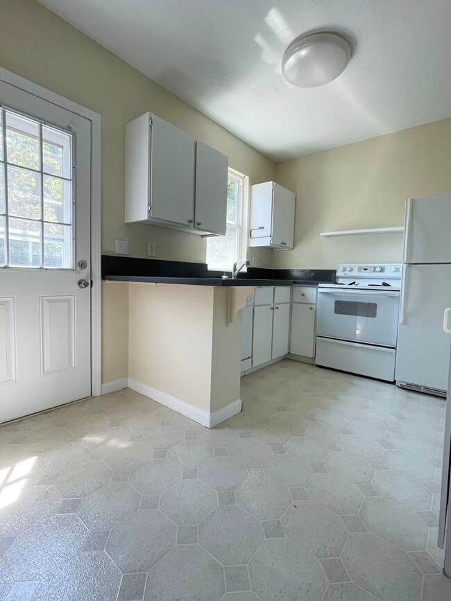 Building Photo - Quiet and Cozy Two Bed in SW Portland 5 plex~ Open Floor Plan~ Great Shared Outdoor Space~ Off St...