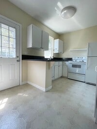 Building Photo - Quiet and Cozy Two Bed in SW Portland 5 plex~ Open Floor Plan~ Great Shared Outdoor Space~ Off St...