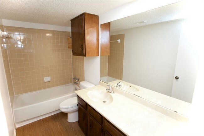 Building Photo - 9803 Meadowheath Dr