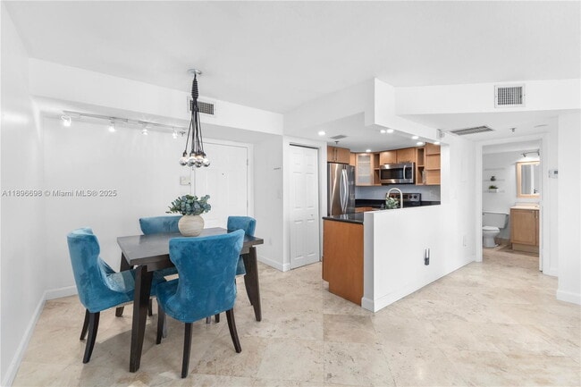 Building Photo - 1621 Bay Rd