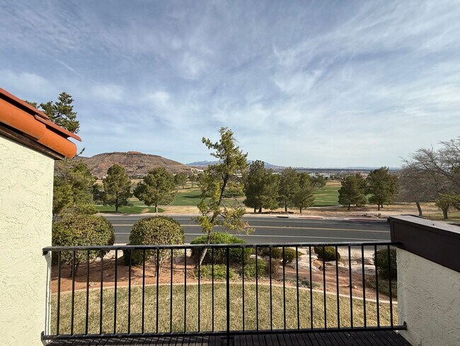 Building Photo - Upgraded townhome by Southgate Golf Course - Small dogs allowed