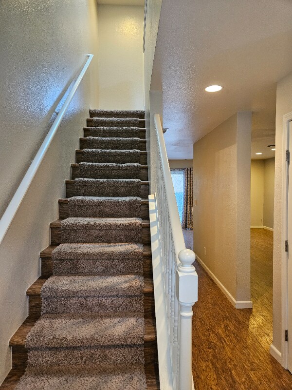 Building Photo - 1022 E 5th St