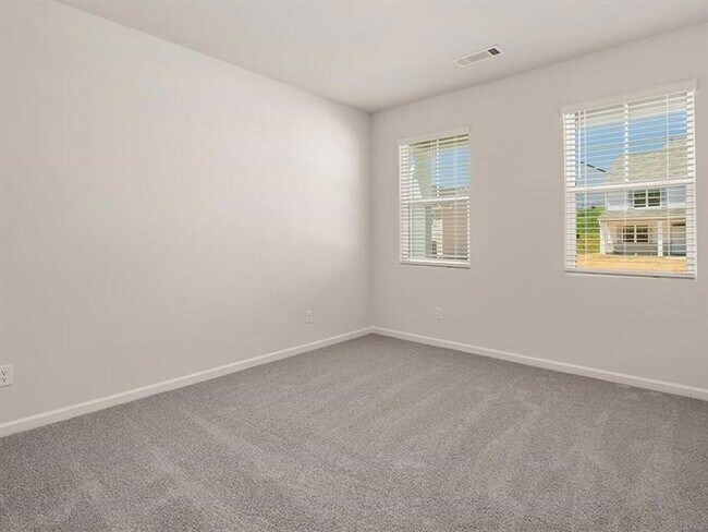 Building Photo - 167 Fernbrook Trl
