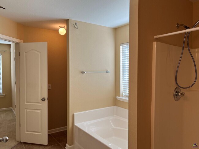 Building Photo - 120 Magnum Way