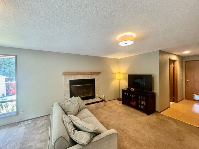Building Photo - Cul-De-Sac Home