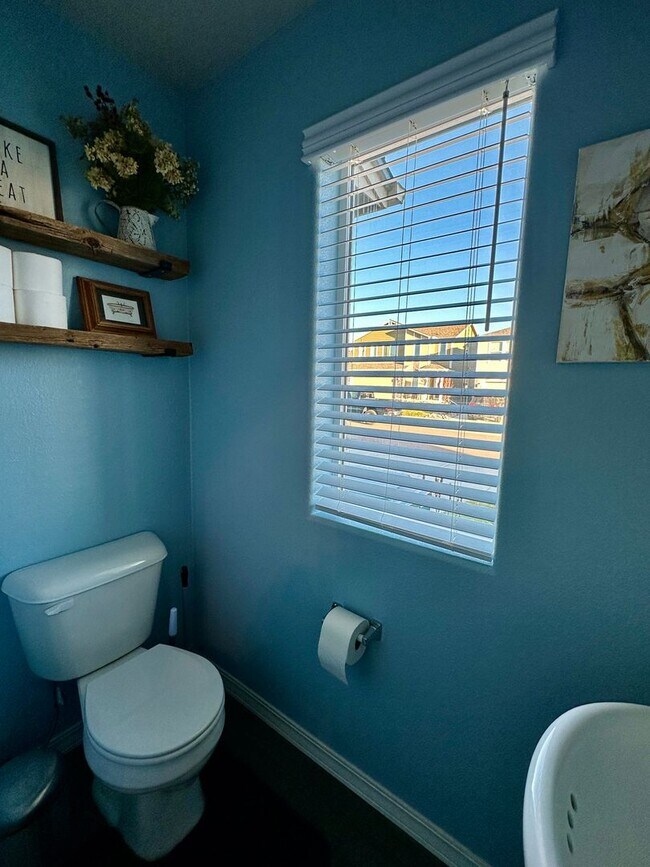 Building Photo - FANTASTIC 3BD/2.5BA w/ A/C in Patriot Park