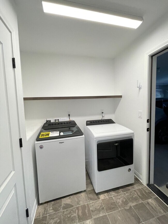 Building Photo - 3 Story house 4 bedroom / 3.5 bath, Southwest