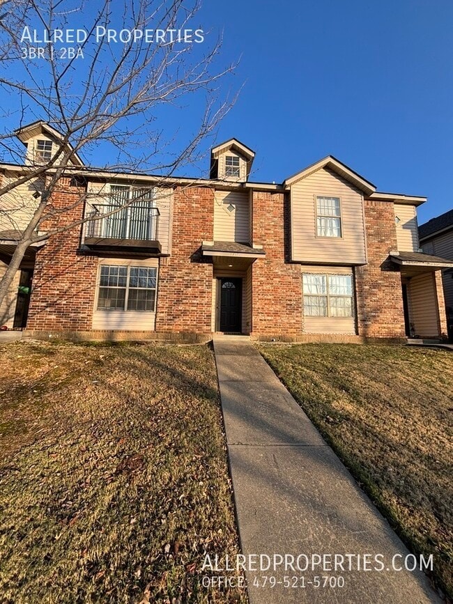 Building Photo - 1712 N Chestnut Ave