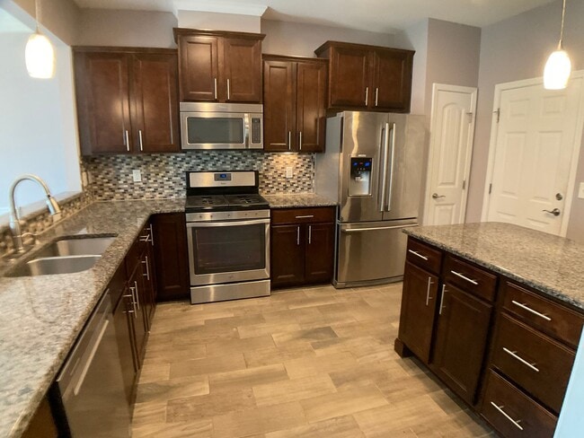 Building Photo - Gorgeous Townhome in Brier Crossings!