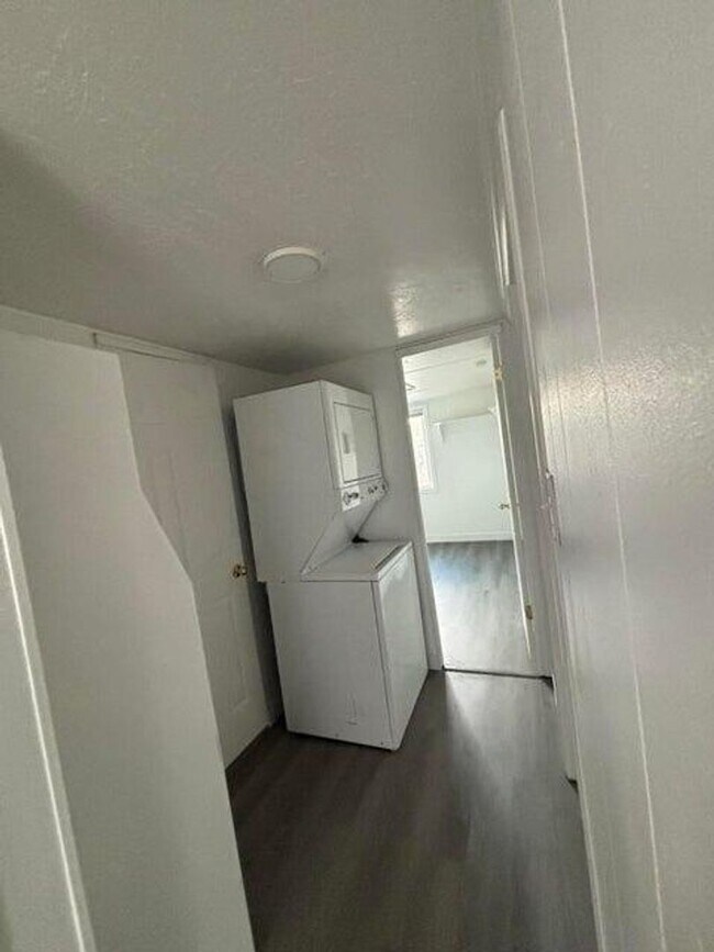 Building Photo - 2 Bed Home For Rent
