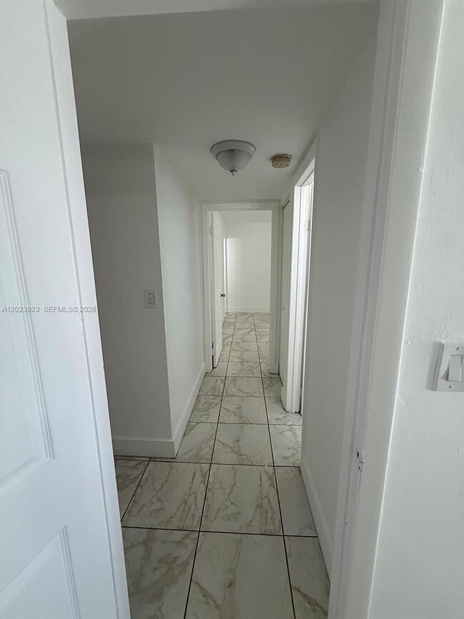 Building Photo - 10393 N Kendall Dr